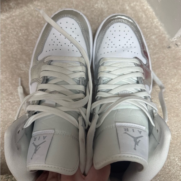 Nike Women's Sneakers in White and Silver - Picture 7 of 7